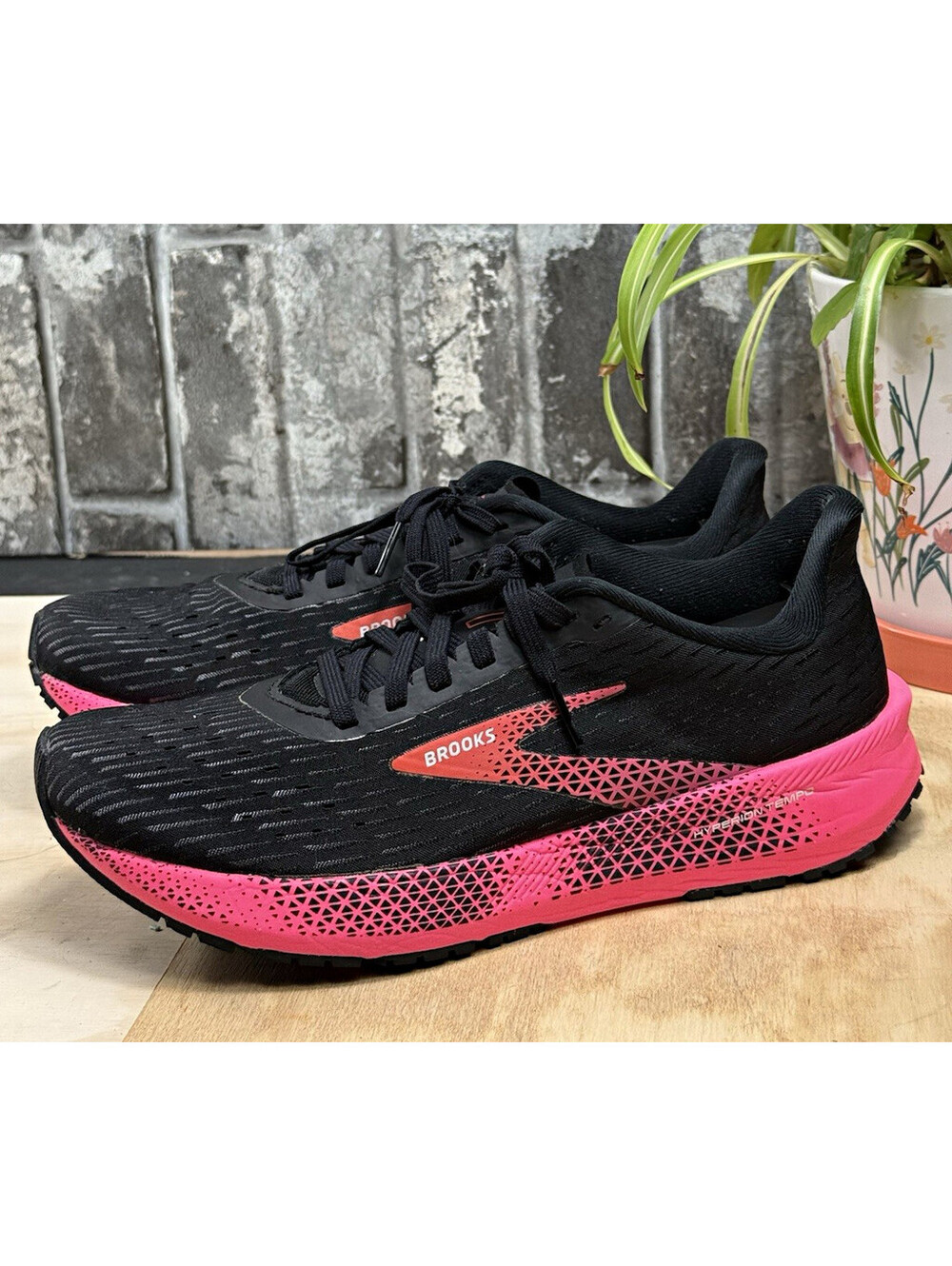 Brooks Hyperion Tempo Women’s Black/Pink Low Top Lace-Up Logo Rubber 120328